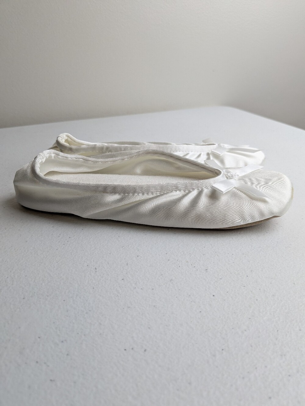 Isotoner White Satin Ballerina Ballet Slippers Bow Size Small 5-6 Bridal
